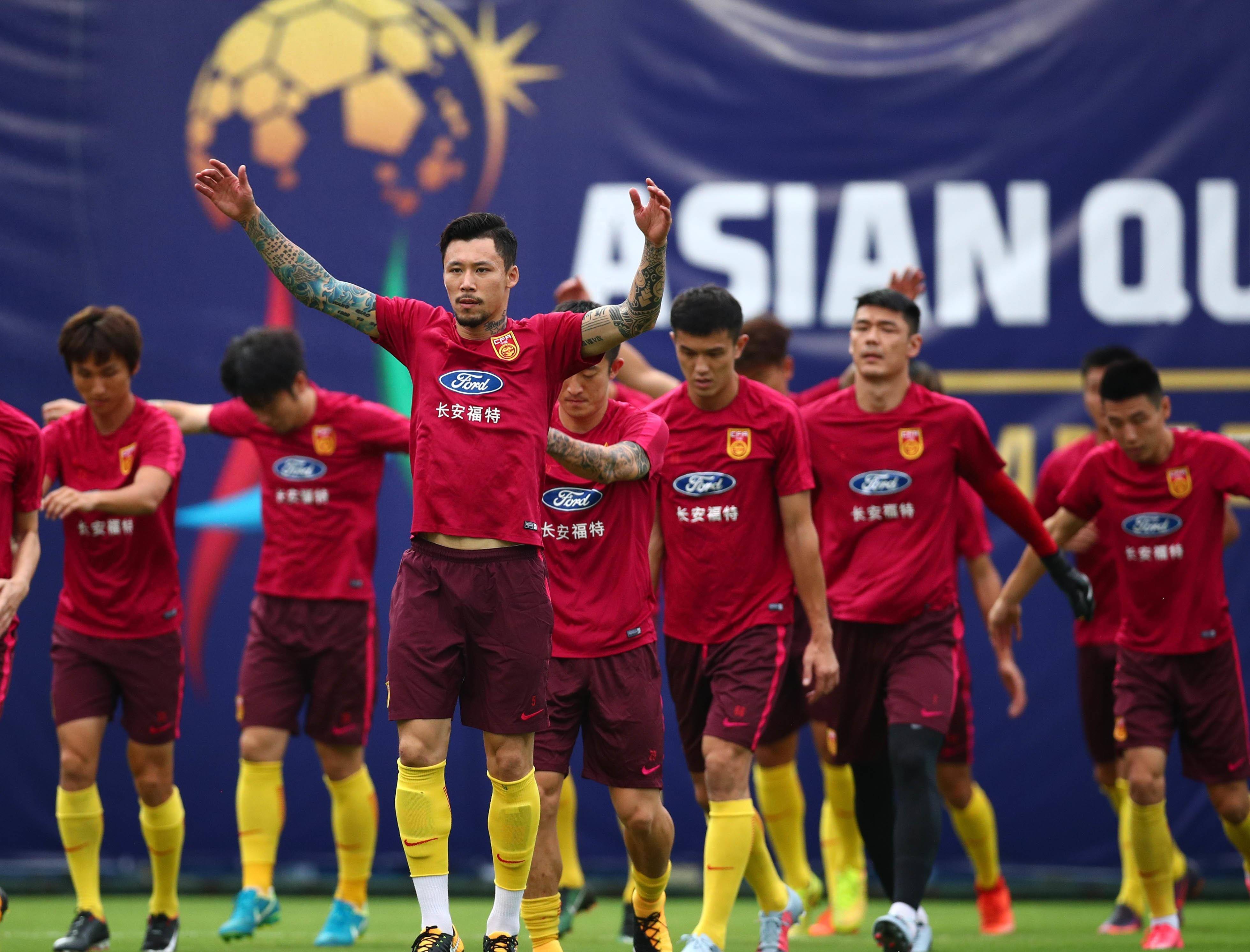 足球比赛胜负未定，球员们努力争取最佳成绩的简单介绍