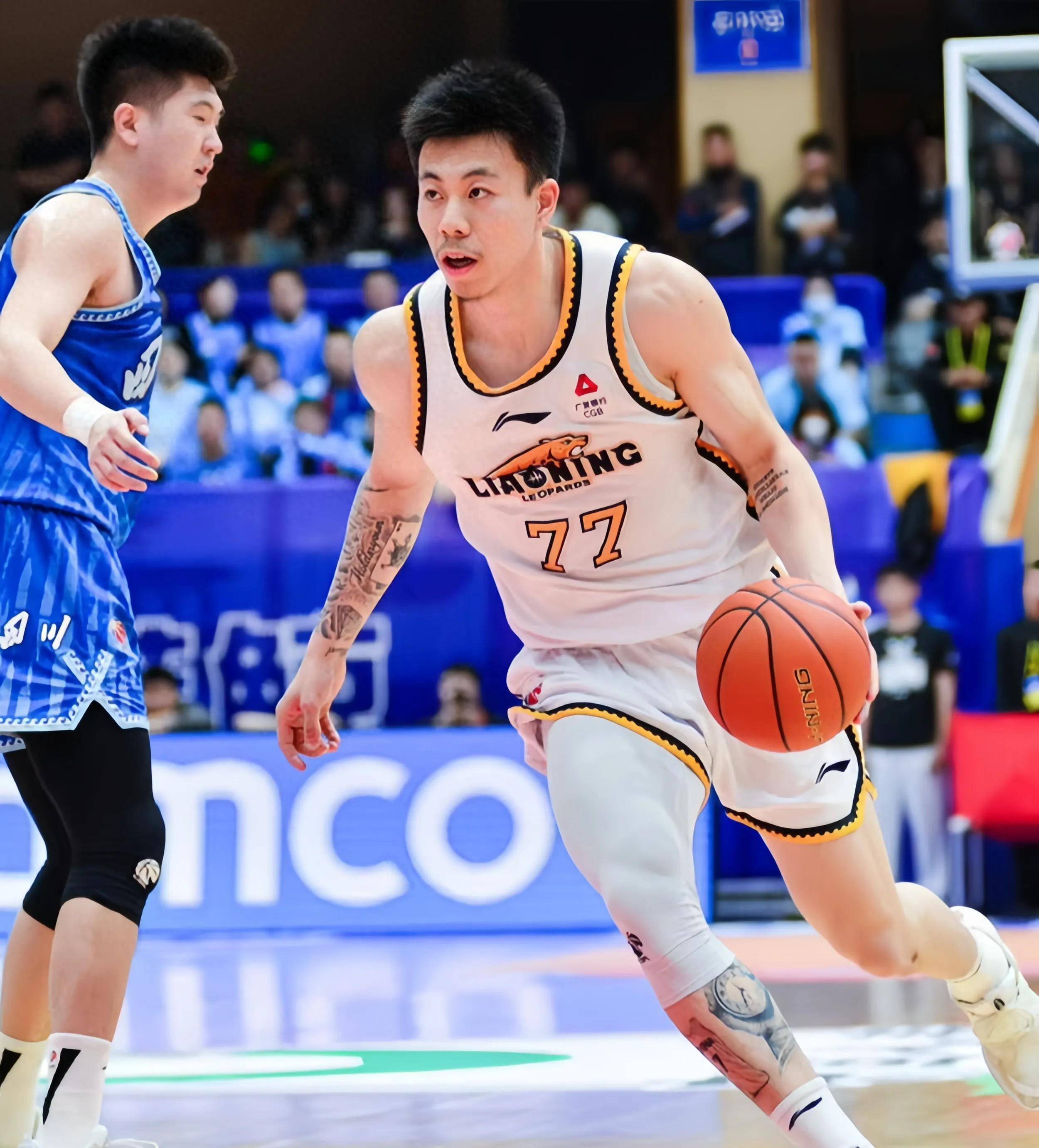 篮球队伍在赛季末的关键比赛中展现出实力