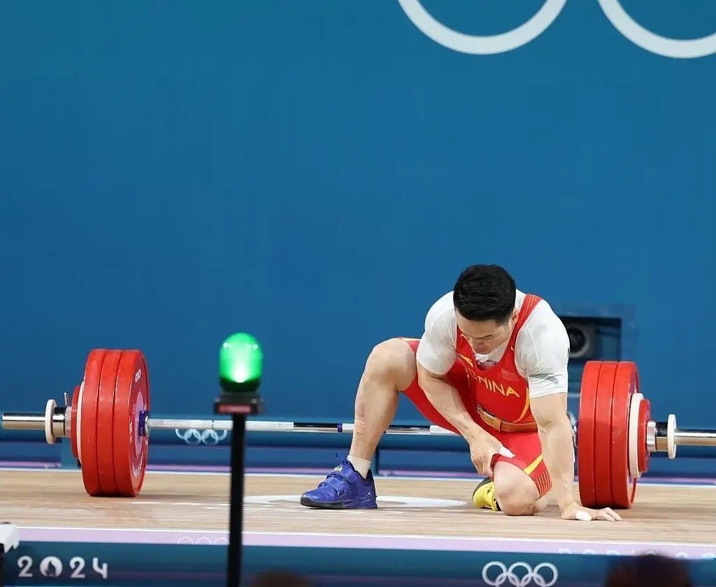 运动员们在场上奋力拼搏，不畏困难